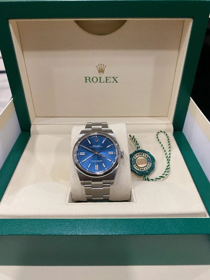 The Oyster Perpetual 41 is presented with a bright blue dial and an Oyster bracelet. -m124300-0003 - Image 12