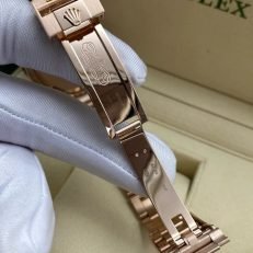 The Oyster Perpetual Cosmograph Daytona in 18 ct Everose gold features a diamond-set gloss black and sunrise gold dial and an Oyster bracelet with an engraved tachymeter on an 18-carat Everose gold bezel. -m126505-0002 40mm - Image 25