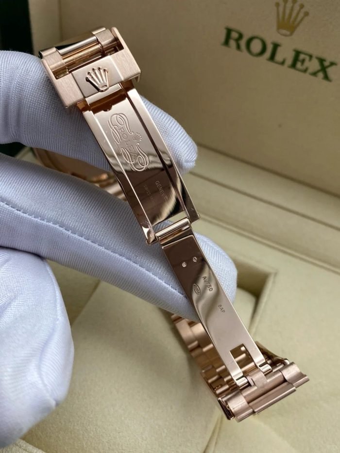 The Oyster Perpetual Cosmograph Daytona in 18 ct Everose gold features a diamond-set gloss black and sunrise gold dial and an Oyster bracelet with an engraved tachymeter on an 18-carat Everose gold bezel. -m126505-0002 40mm - Image 7