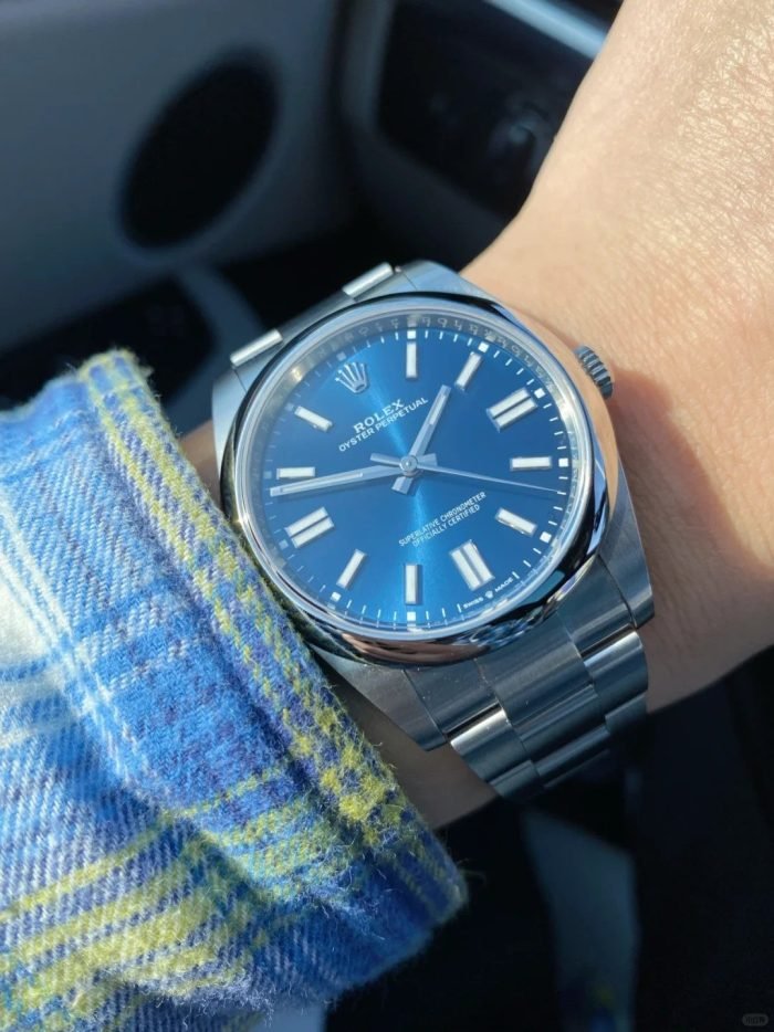 The Oyster Perpetual 41 is presented with a bright blue dial and an Oyster bracelet. -m124300-0003 - Image 6