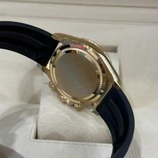 The Oyster Perpetual Cosmograph Daytona is available in 18 ct yellow gold with a gold-toned dial and contrasting chronograph counters. The watch is fitted with an Oysterflex strap with a tachymeter on a black Cerachrom bezel. -m126518ln-0010 40mm - Image 23