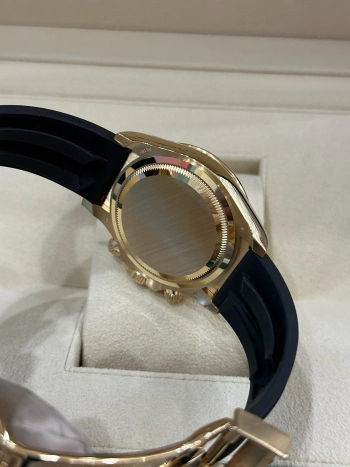 The Oyster Perpetual Cosmograph Daytona is available in 18 ct yellow gold with a gold-toned dial and contrasting chronograph counters. The watch is fitted with an Oysterflex strap with a tachymeter on a black Cerachrom bezel. -m126518ln-0010 40mm - Image 5