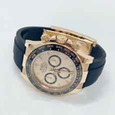 The Oyster Perpetual Cosmograph Daytona is available in 18 ct yellow gold with a gold-toned dial and contrasting chronograph counters. The watch is fitted with an Oysterflex strap with a tachymeter on a black Cerachrom bezel. -m126518ln-0010 40mm - Image 29