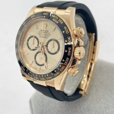 The Oyster Perpetual Cosmograph Daytona is available in 18 ct yellow gold with a gold-toned dial and contrasting chronograph counters. The watch is fitted with an Oysterflex strap with a tachymeter on a black Cerachrom bezel. -m126518ln-0010 40mm - Image 21
