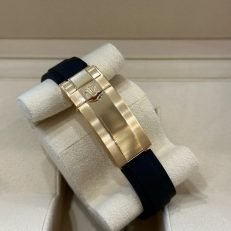 The Oyster Perpetual Cosmograph Daytona is available in 18 ct yellow gold with a gold-toned dial and contrasting chronograph counters. The watch is fitted with an Oysterflex strap with a tachymeter on a black Cerachrom bezel. -m126518ln-0010 40mm - Image 31