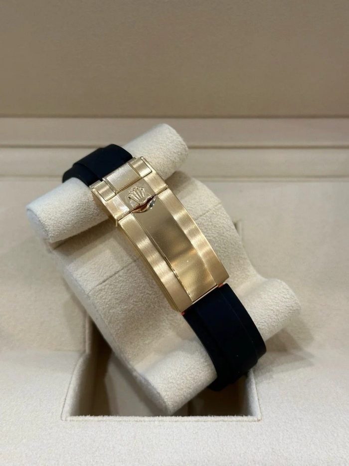 The Oyster Perpetual Cosmograph Daytona is available in 18 ct yellow gold with a gold-toned dial and contrasting chronograph counters. The watch is fitted with an Oysterflex strap with a tachymeter on a black Cerachrom bezel. -m126518ln-0010 40mm - Image 13