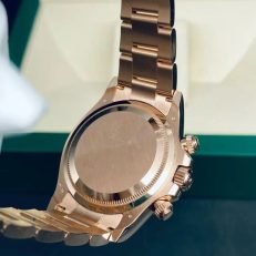 The Oyster Perpetual Cosmograph Daytona in 18 ct Everose gold features a glossy black and sunrise gold dial and an Oyster bracelet with an engraved tachymeter on an 18-carat Everose gold bezel. -m126505-0001 40mm - Image 31