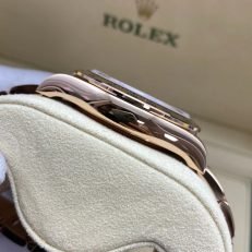 The Oyster Perpetual Cosmograph Daytona in 18 ct Everose gold features a diamond-set gloss black and sunrise gold dial and an Oyster bracelet with an engraved tachymeter on an 18-carat Everose gold bezel. -m126505-0002 40mm - Image 29