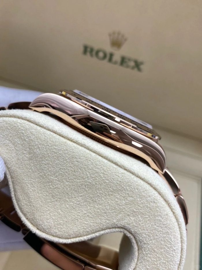 The Oyster Perpetual Cosmograph Daytona in 18 ct Everose gold features a diamond-set gloss black and sunrise gold dial and an Oyster bracelet with an engraved tachymeter on an 18-carat Everose gold bezel. -m126505-0002 40mm - Image 11