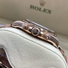 The Oyster Perpetual Cosmograph Daytona in 18 ct Everose gold features a diamond-set gloss black and sunrise gold dial and an Oyster bracelet with an engraved tachymeter on an 18-carat Everose gold bezel. -m126505-0002 40mm - Image 30