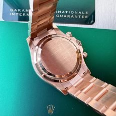 The Oyster Perpetual Cosmograph Daytona in 18 ct Everose gold features a glossy black and sunrise gold dial and an Oyster bracelet with an engraved tachymeter on an 18-carat Everose gold bezel. -m126505-0001 40mm - Image 33