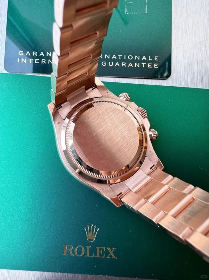 The Oyster Perpetual Cosmograph Daytona in 18 ct Everose gold features a glossy black and sunrise gold dial and an Oyster bracelet with an engraved tachymeter on an 18-carat Everose gold bezel. -m126505-0001 40mm - Image 14