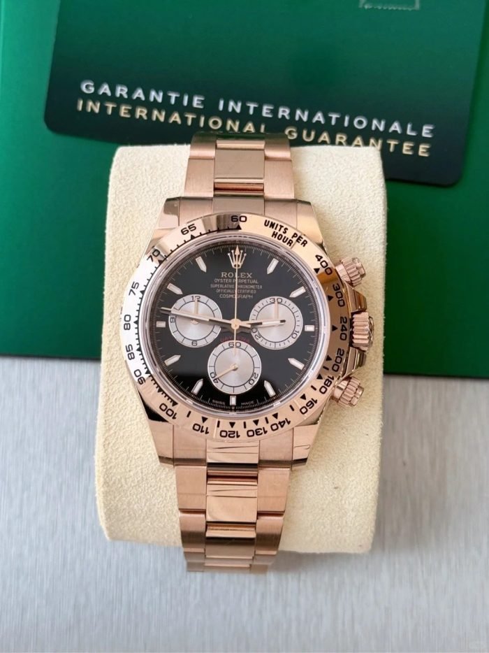 The Oyster Perpetual Cosmograph Daytona in 18 ct Everose gold features a glossy black and sunrise gold dial and an Oyster bracelet with an engraved tachymeter on an 18-carat Everose gold bezel. -m126505-0001 40mm - Image 6