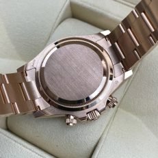 The Oyster Perpetual Cosmograph Daytona in 18 ct Everose gold features a diamond-set gloss black and sunrise gold dial and an Oyster bracelet with an engraved tachymeter on an 18-carat Everose gold bezel. -m126505-0002 40mm - Image 27