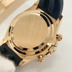 The Oyster Perpetual Cosmograph Daytona is available in 18 ct yellow gold with a gold-toned dial and contrasting chronograph counters. The watch is fitted with an Oysterflex strap with a tachymeter on a black Cerachrom bezel. -m126518ln-0010 40mm - Image 30