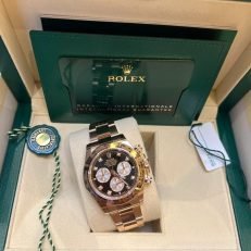 The Oyster Perpetual Cosmograph Daytona in 18 ct Everose gold features a diamond-set gloss black and sunrise gold dial and an Oyster bracelet with an engraved tachymeter on an 18-carat Everose gold bezel. -m126505-0002 40mm - Image 32