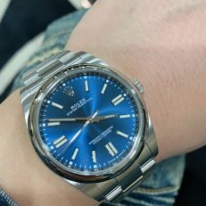 The Oyster Perpetual 41 is presented with a bright blue dial and an Oyster bracelet. -m124300-0003 - Image 20
