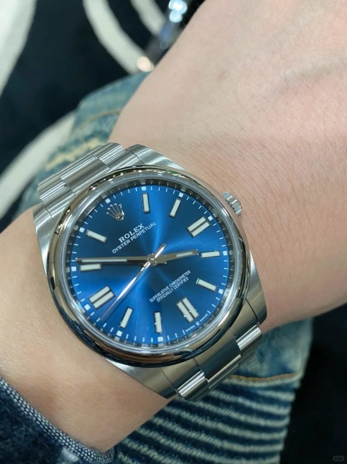 The Oyster Perpetual 41 is presented with a bright blue dial and an Oyster bracelet. -m124300-0003 - Image 4
