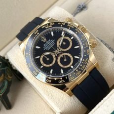 The Oyster Perpetual Cosmograph Daytona is available in 18 ct yellow gold with a black dial and contrasting counters. The watch is fitted with an Oysterflex strap with a tachymeter on a black Cerachrom bezel. -m126518ln-0008 40mm - Image 17