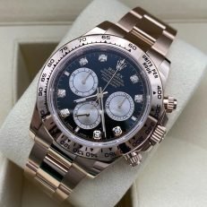 The Oyster Perpetual Cosmograph Daytona in 18 ct Everose gold features a diamond-set gloss black and sunrise gold dial and an Oyster bracelet with an engraved tachymeter on an 18-carat Everose gold bezel. -m126505-0002 40mm - Image 26