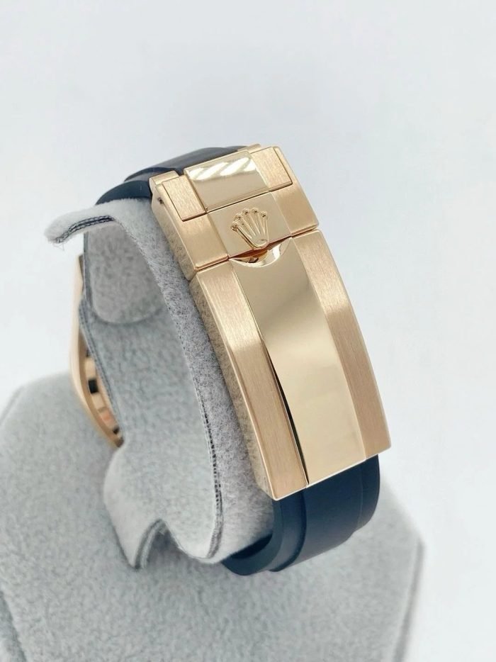 The Oyster Perpetual Cosmograph Daytona is available in 18 ct yellow gold with a gold-toned dial and contrasting chronograph counters. The watch is fitted with an Oysterflex strap with a tachymeter on a black Cerachrom bezel. -m126518ln-0010 40mm - Image 7