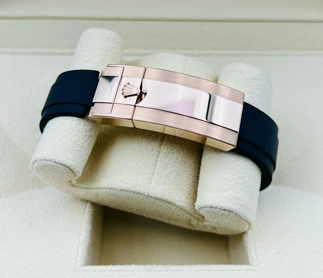 The Oyster Perpetual Cosmograph Daytona in 18 ct Everose gold features a sunrise gold and gloss black dial and an Oysterflex strap with a black Cerachrom bezel with tachymeter. -m126515ln-0006 40mm - Image 8