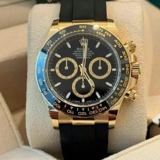 The Oyster Perpetual Cosmograph Daytona is available in 18 ct yellow gold with a black dial and contrasting counters. The watch is fitted with an Oysterflex strap with a tachymeter on a black Cerachrom bezel. -m126518ln-0008 40mm - Image 18