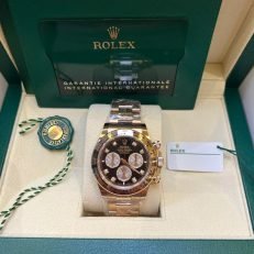 The Oyster Perpetual Cosmograph Daytona in 18 ct Everose gold features a diamond-set gloss black and sunrise gold dial and an Oyster bracelet with an engraved tachymeter on an 18-carat Everose gold bezel. -m126505-0002 40mm - Image 31