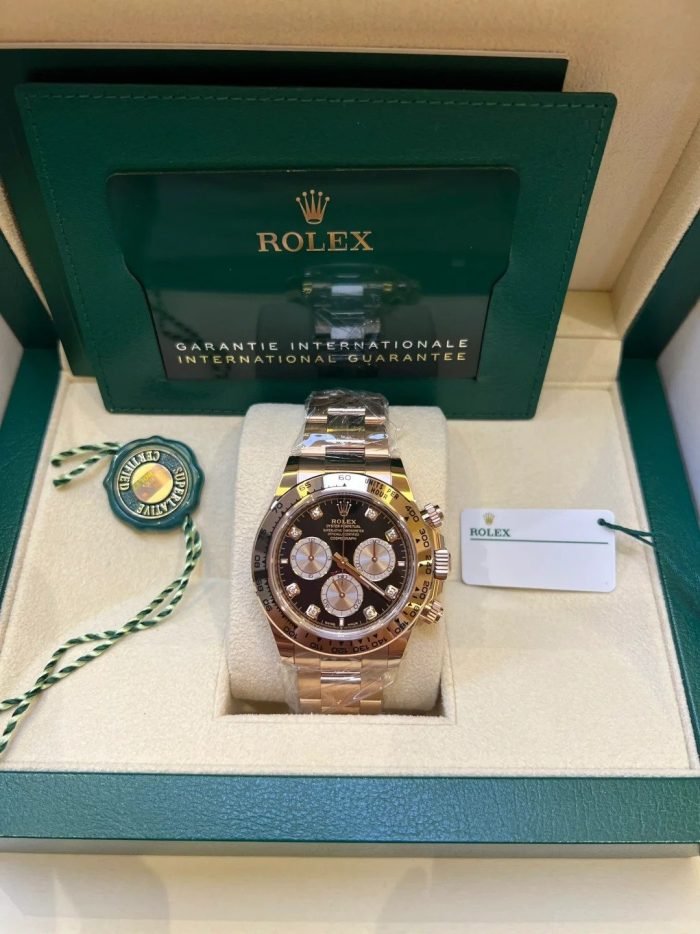 The Oyster Perpetual Cosmograph Daytona in 18 ct Everose gold features a diamond-set gloss black and sunrise gold dial and an Oyster bracelet with an engraved tachymeter on an 18-carat Everose gold bezel. -m126505-0002 40mm - Image 13