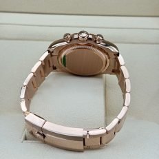 The Oyster Perpetual Cosmograph Daytona in 18 ct Everose gold features a glossy black and sunrise gold dial and an Oyster bracelet with an engraved tachymeter on an 18-carat Everose gold bezel. -m126505-0001 40mm - Image 32