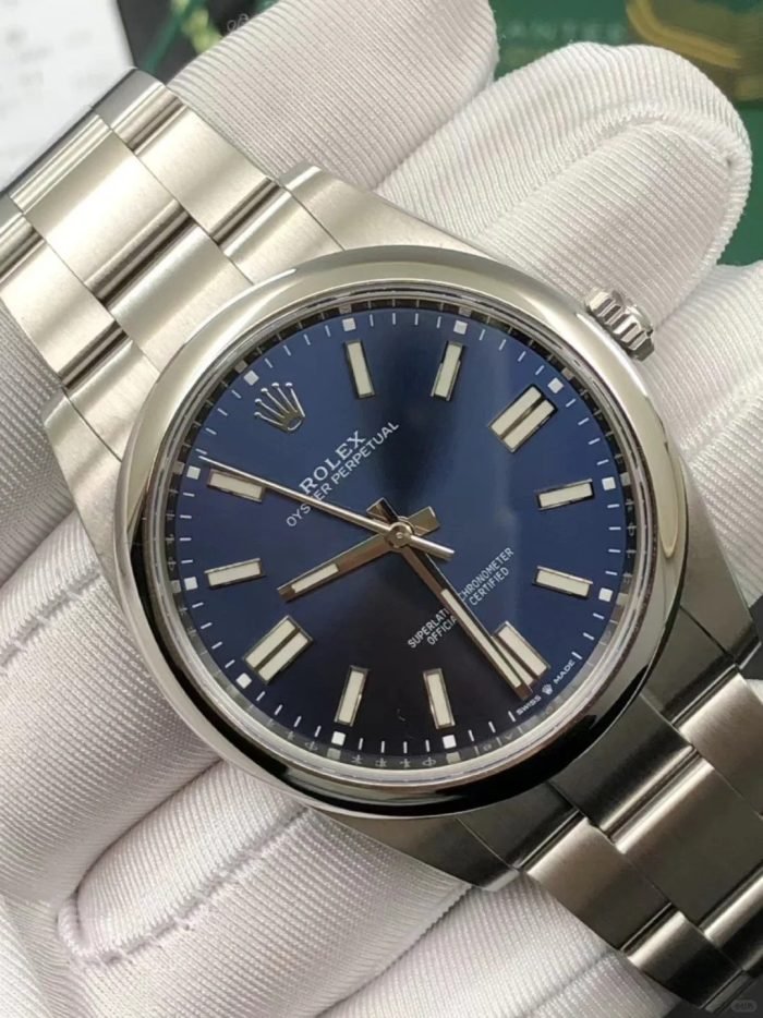 The Oyster Perpetual 41 is presented with a bright blue dial and an Oyster bracelet. -m124300-0003 - Image 3