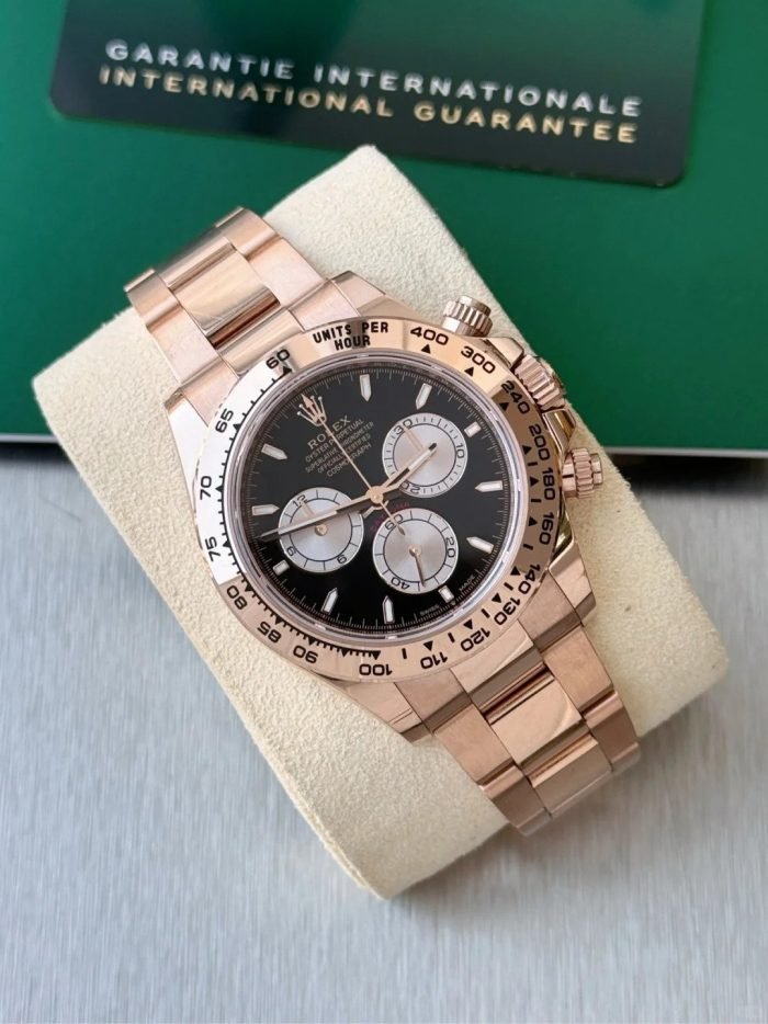 The Oyster Perpetual Cosmograph Daytona in 18 ct Everose gold features a glossy black and sunrise gold dial and an Oyster bracelet with an engraved tachymeter on an 18-carat Everose gold bezel. -m126505-0001 40mm - Image 7