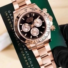 The Oyster Perpetual Cosmograph Daytona in 18 ct Everose gold features a glossy black and sunrise gold dial and an Oyster bracelet with an engraved tachymeter on an 18-carat Everose gold bezel. -m126505-0001 40mm - Image 22