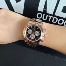 The Oyster Perpetual Cosmograph Daytona in 18 ct Everose gold features a glossy black and sunrise gold dial and an Oyster bracelet with an engraved tachymeter on an 18-carat Everose gold bezel. -m126505-0001 40mm - Image 34