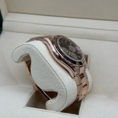 The Oyster Perpetual Cosmograph Daytona in 18 ct Everose gold features a glossy black and sunrise gold dial and an Oyster bracelet with an engraved tachymeter on an 18-carat Everose gold bezel. -m126505-0001 40mm - Image 30