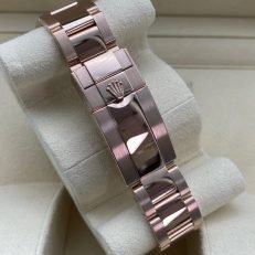 The Oyster Perpetual Cosmograph Daytona in 18 ct Everose gold features a diamond-set gloss black and sunrise gold dial and an Oyster bracelet with an engraved tachymeter on an 18-carat Everose gold bezel. -m126505-0002 40mm - Image 28