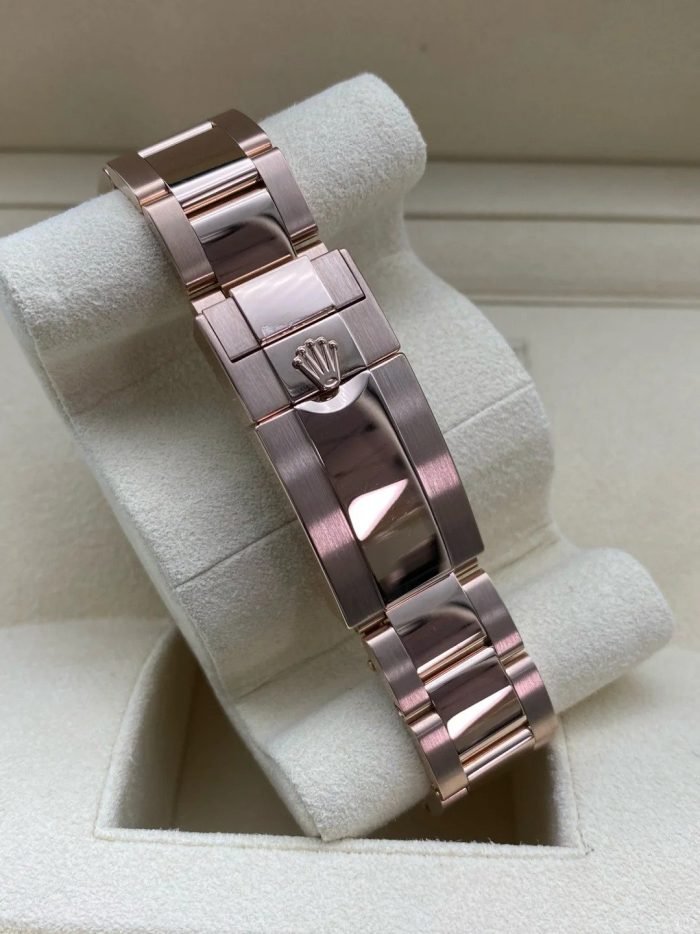 The Oyster Perpetual Cosmograph Daytona in 18 ct Everose gold features a diamond-set gloss black and sunrise gold dial and an Oyster bracelet with an engraved tachymeter on an 18-carat Everose gold bezel. -m126505-0002 40mm - Image 10