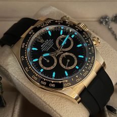 The Oyster Perpetual Cosmograph Daytona is available in 18 ct yellow gold with a black dial and contrasting counters. The watch is fitted with an Oysterflex strap with a tachymeter on a black Cerachrom bezel. -m126518ln-0008 40mm - Image 19
