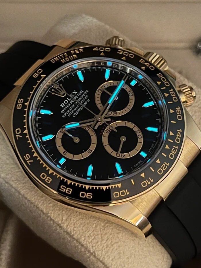 The Oyster Perpetual Cosmograph Daytona is available in 18 ct yellow gold with a black dial and contrasting counters. The watch is fitted with an Oysterflex strap with a tachymeter on a black Cerachrom bezel. -m126518ln-0008 40mm - Image 6