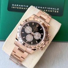 The Oyster Perpetual Cosmograph Daytona in 18 ct Everose gold features a glossy black and sunrise gold dial and an Oyster bracelet with an engraved tachymeter on an 18-carat Everose gold bezel. -m126505-0001 40mm - Image 24