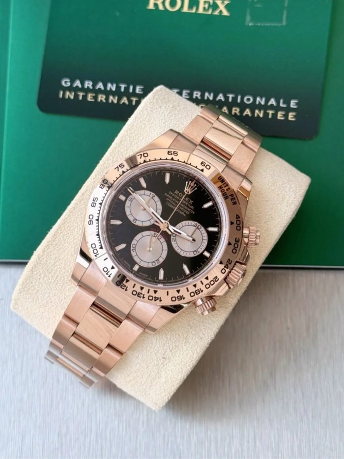 The Oyster Perpetual Cosmograph Daytona in 18 ct Everose gold features a glossy black and sunrise gold dial and an Oyster bracelet with an engraved tachymeter on an 18-carat Everose gold bezel. -m126505-0001 40mm - Image 5