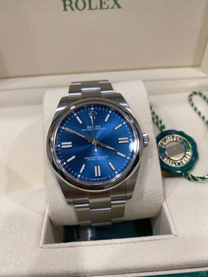 The Oyster Perpetual 41 is presented with a bright blue dial and an Oyster bracelet. -m124300-0003 - Image 2