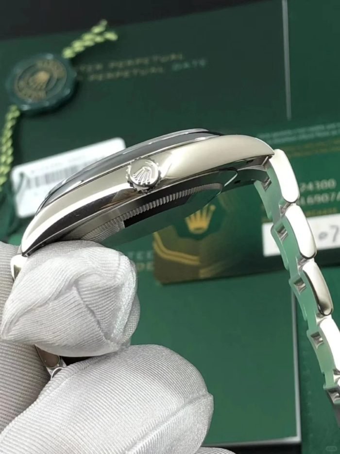 The Oyster Perpetual 41 is presented with a bright blue dial and an Oyster bracelet. -m124300-0003 - Image 8