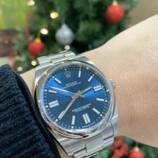 The Oyster Perpetual 41 is presented with a bright blue dial and an Oyster bracelet. -m124300-0003 - Image 21