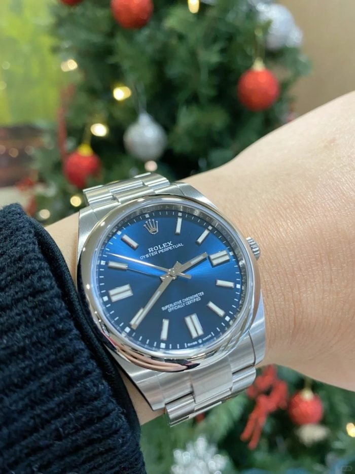 The Oyster Perpetual 41 is presented with a bright blue dial and an Oyster bracelet. -m124300-0003 - Image 5