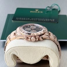 The Oyster Perpetual Cosmograph Daytona in 18 ct Everose gold features a glossy black and sunrise gold dial and an Oyster bracelet with an engraved tachymeter on an 18-carat Everose gold bezel. -m126505-0001 40mm - Image 29