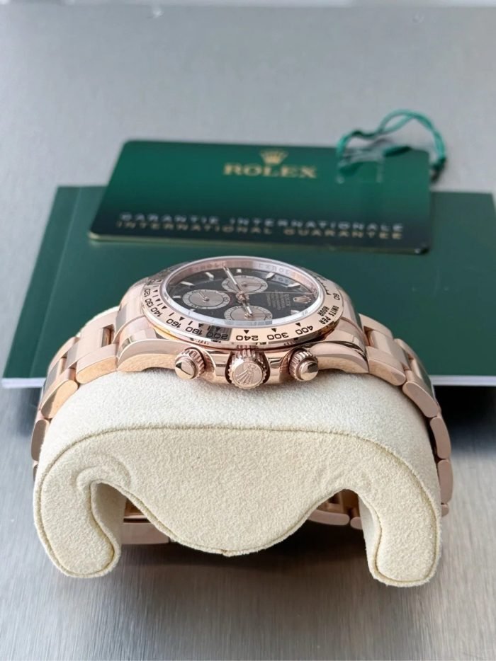 The Oyster Perpetual Cosmograph Daytona in 18 ct Everose gold features a glossy black and sunrise gold dial and an Oyster bracelet with an engraved tachymeter on an 18-carat Everose gold bezel. -m126505-0001 40mm - Image 10