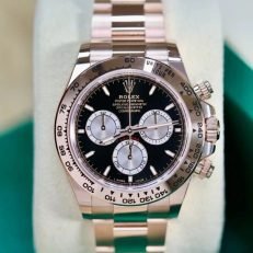 The Oyster Perpetual Cosmograph Daytona in 18 ct Everose gold features a glossy black and sunrise gold dial and an Oyster bracelet with an engraved tachymeter on an 18-carat Everose gold bezel. -m126505-0001 40mm - Image 21