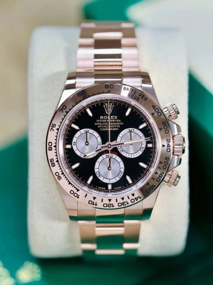 The Oyster Perpetual Cosmograph Daytona in 18 ct Everose gold features a glossy black and sunrise gold dial and an Oyster bracelet with an engraved tachymeter on an 18-carat Everose gold bezel. -m126505-0001 40mm - Image 2