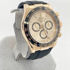 The Oyster Perpetual Cosmograph Daytona is available in 18 ct yellow gold with a gold-toned dial and contrasting chronograph counters. The watch is fitted with an Oysterflex strap with a tachymeter on a black Cerachrom bezel. -m126518ln-0010 40mm - Image 22